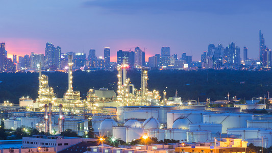 化工工业石化工业炼油厂与城市背景照片