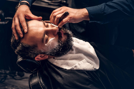 理发师把剃刀图片