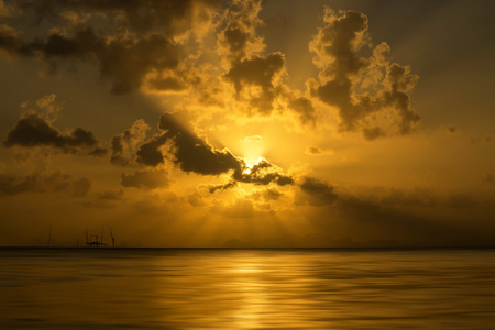 在湖的夕阳的天空