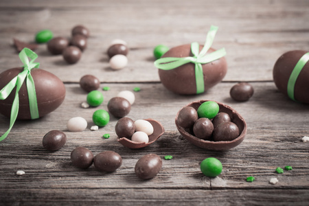 巧克力复活节彩蛋在木制的背景