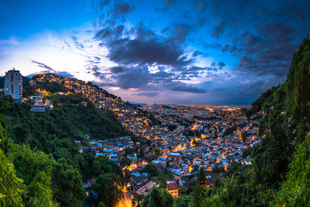 黄昏时分里约热内卢贫民窟的景色