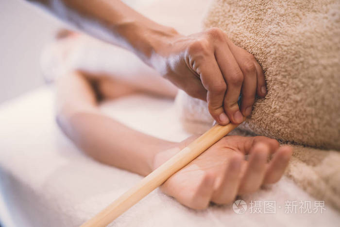 手和手掌按摩治疗师在度假村