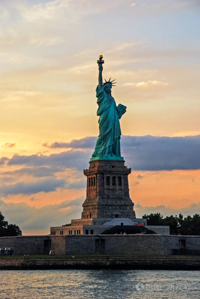 美国纽约日落时的自由女神像