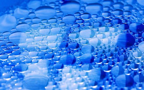 滴的水。蓝色滴油抽象背景
