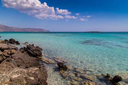 在希腊的小岛上美丽的海滩