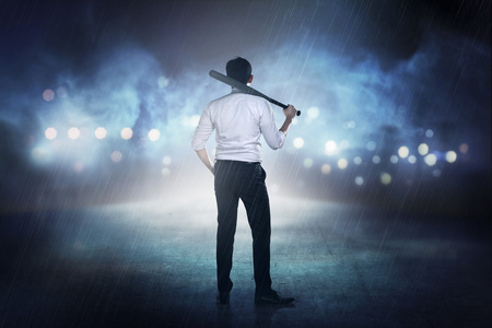 女子拿着棒球棍和男孩吃苹果嬉戏人用棒球棍女商人在白色的棒球棍抖 