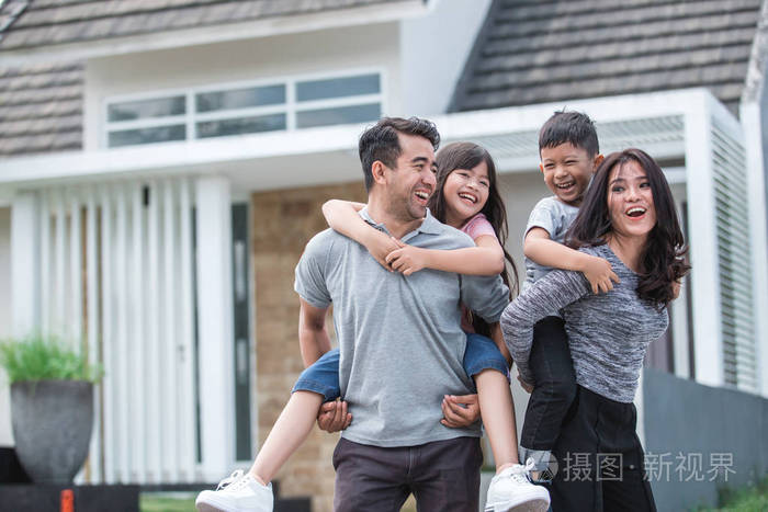 两个孩子的父母背着骑