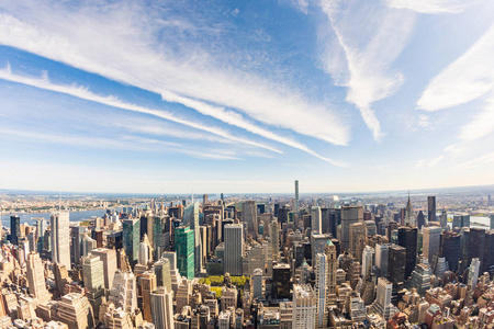 纽约鸟瞰图, 来自曼哈顿的直升机, 在美丽的卷云下摩天大楼。美国纽约旅游与建筑理念