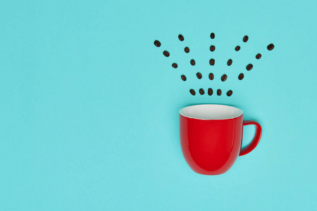 创意的流行音乐杯的咖啡粉彩色背景。咖啡杯和烘焙咖啡豆概念