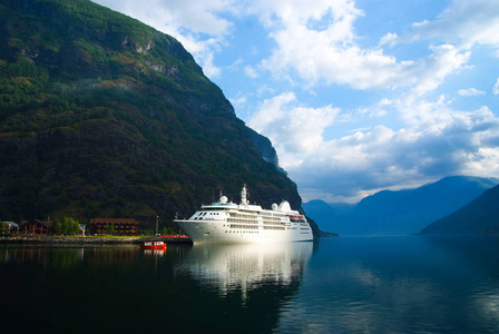 在火焰, 挪威的山区景观的海港游船。海洋班轮在海港与绿色山。巡航目的地和旅行。暑假和度假。流浪和发现