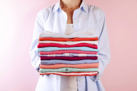 个小开朗的女孩堆栈的报纸黑色和白色的颜色色调风格构成与折叠的衣服