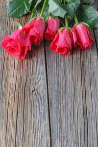 玫瑰花束仿古木制的桌子上