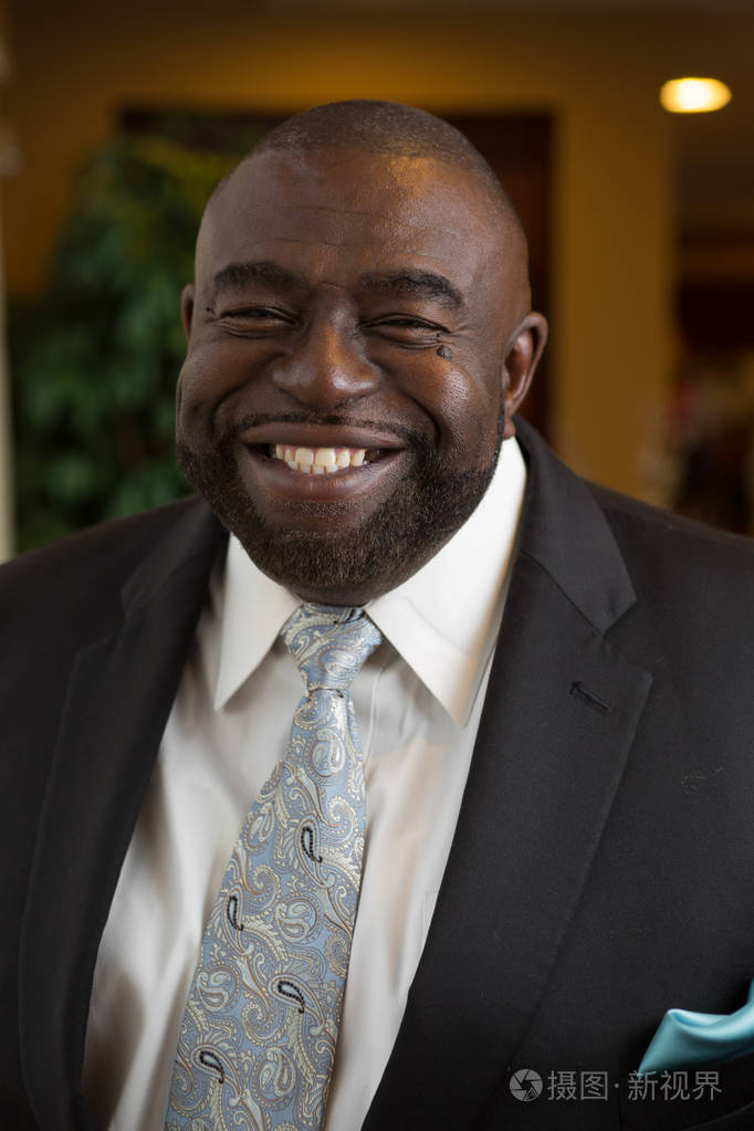 穿着很好的非洲裔美国人男子