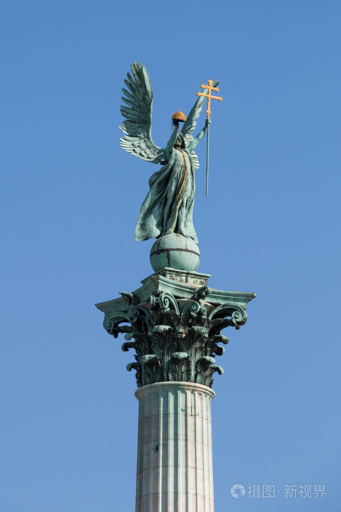 大天使加百列雕像在英雄广场布达佩斯
