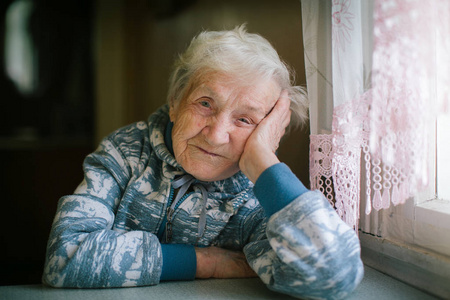 老年妇女肖像。年龄90岁