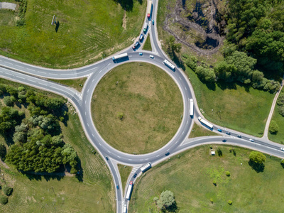 公路上交通回旋处的鸟瞰图.拉托维亚照片