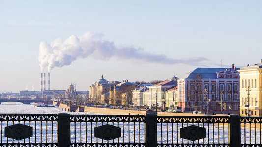 在圣彼得堡冬天宫桥