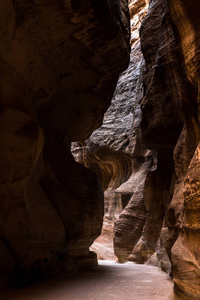 Siq, 一个砂岩峡谷在佩特拉, 约旦, 在途中国库