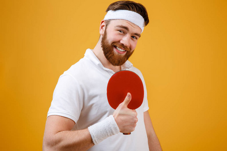 运动员拿球拍的乒乓球显示竖起大拇指的手势