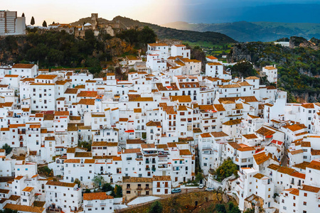 典型的安达卢西亚白色村庄普韦布洛 Casares, 安大路西亚, 西班牙