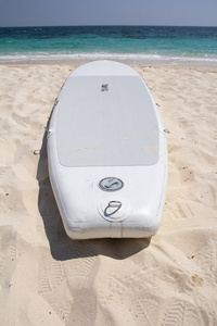 海滩上的冲浪板