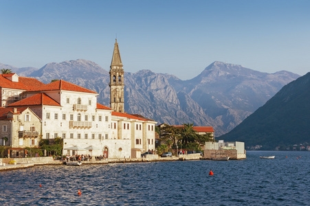 在 Perast 市的路堤。在黑山的秋天