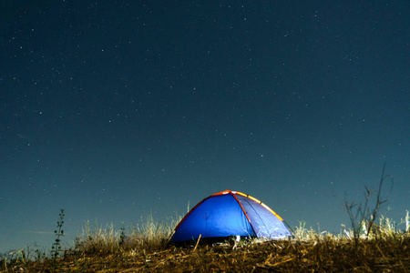 夜晚的星空中的高山露营