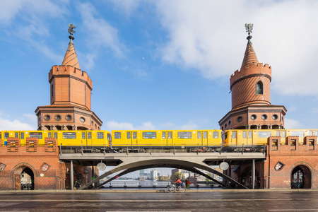 在德国的柏林城市的 Oberbaum 桥地标