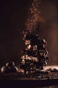 肉豆蔻和碎巧克力落在木桌上的巧克力片上的特写镜头