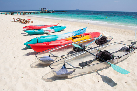 皮划艇在热带海滩上