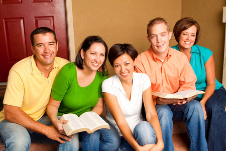 小集团学习圣经。多元文化的小集团