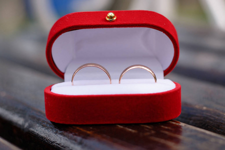 红盒子中的两个美丽的金色结婚戒指
