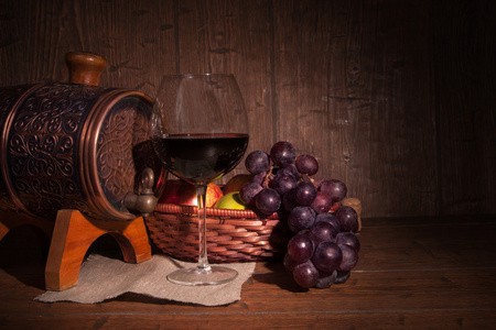 杯红酒和仿古木表每桶