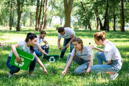 青年志愿者一起清洁绿色公园图片