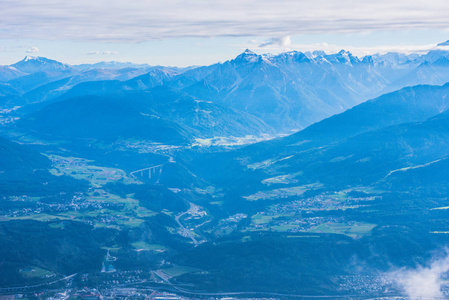 视图从 Hafelekarspitze 在因斯布鲁克到 Stubai 谷和因斯布鲁克, 奥地利的山风景