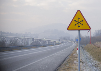 积雪的路上与冬季冰冻签到