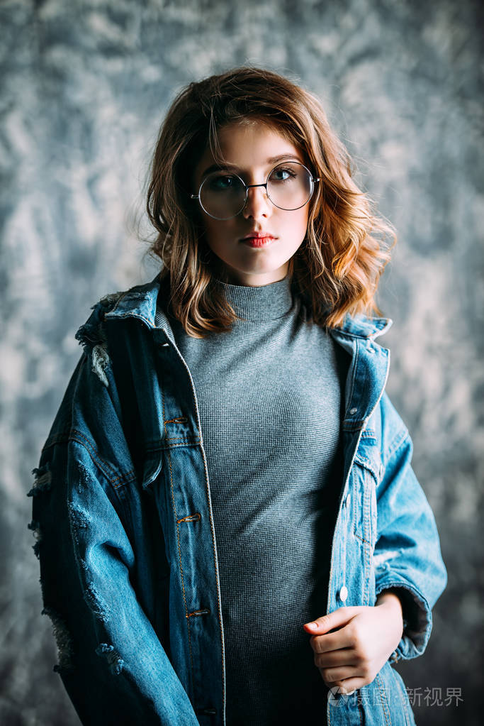 青春期可爱的女孩