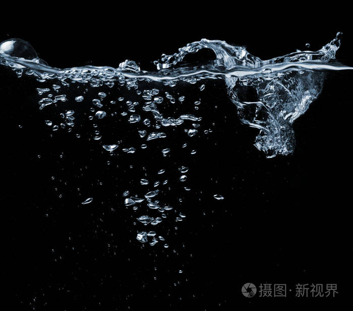 在一个黑色的水