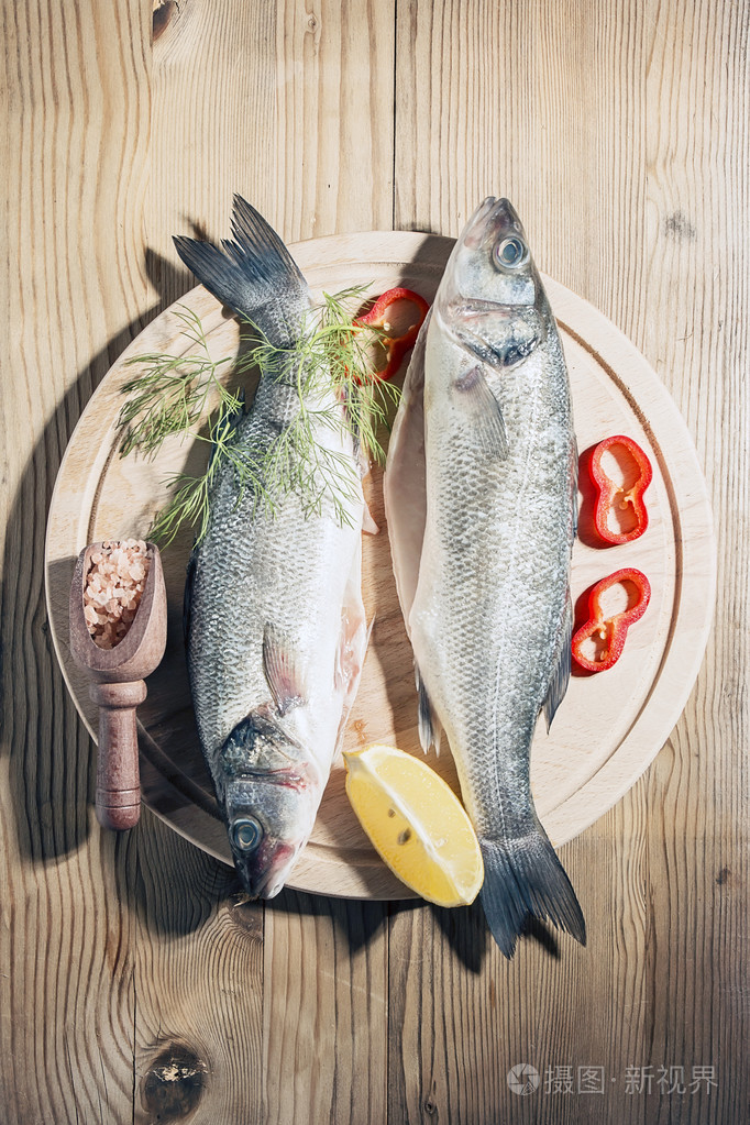 在砧板上的生鱼