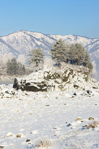 雪下河