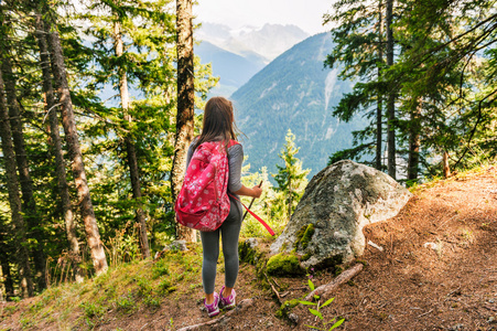 瑞士阿尔卑斯山徒步旅行的可爱小女孩欣赏令人惊叹的景色