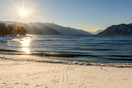 湖山雪太阳足迹