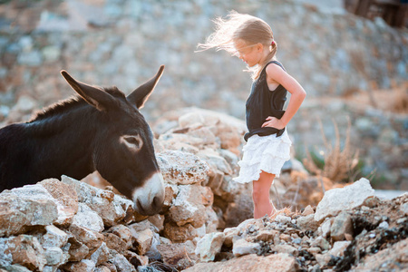 驴在麦克诺斯岛上的小可爱女孩图片