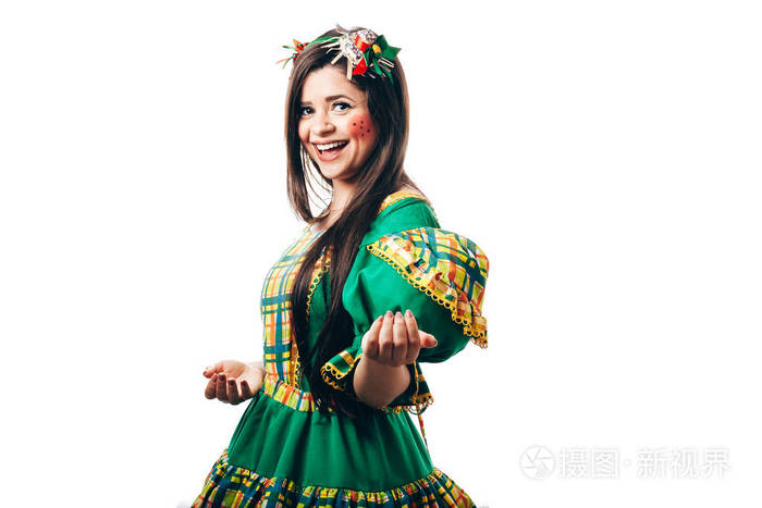 巴西女人穿着典型的衣服为节日junina