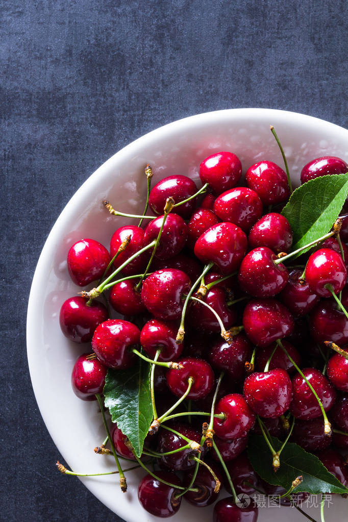 白盘子新鲜红熟樱桃