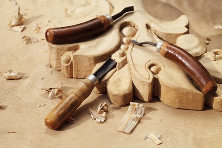 木制的背景上雕刻工具特写