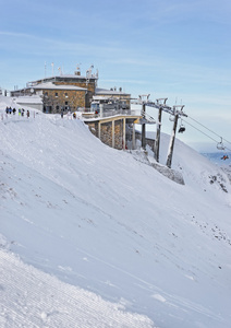 冬天，扎科潘的卡斯普罗维耶奇山上的椅子升降
