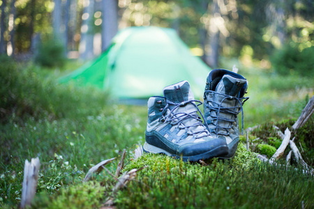 露营的人施加的帐篷徒步鞋图片