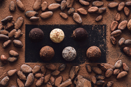 碎巧克力覆盖的松露和可可豆的顶部视图