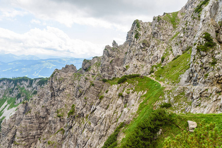 铁楼梯和徒步旅行路径 Ellmauer 停止在狂放的凯撒山奥地利接近 Gruttenhuette, 去, 蒂罗尔, 奥地利徒